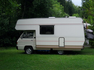 Naklejka premium älteres Wohnmobil auf einer Wiese