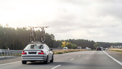 Sedan with roof-mounted bikes traveling