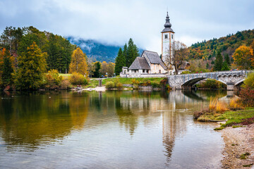 Naklejka premium Lake Bohinj bathed in autumn magic. The kingdom of the golden-horned ibex.