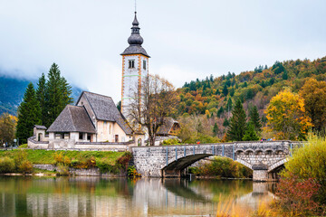 Obraz premium Lake Bohinj bathed in autumn magic. The kingdom of the golden-horned ibex.