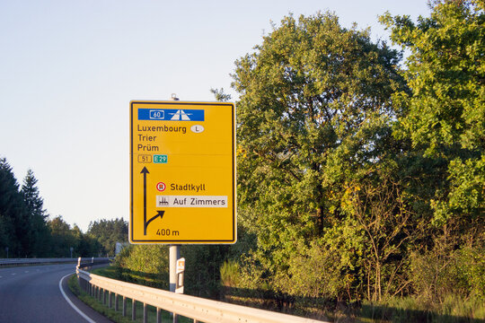 Verkehrstafel an der Bundesstra&szlig;e B51 auf der H&ouml;he Stadtkyll in Richtung Luxemburg