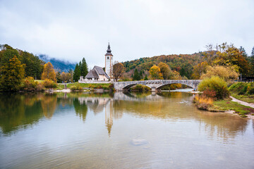 Obraz premium Lake Bohinj bathed in autumn magic. The kingdom of the golden-horned ibex.