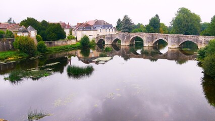 Obraz premium Vieux pont du XIIIe siècle sur la rivière Gartempe à Saint-Savin Vienne France Europe