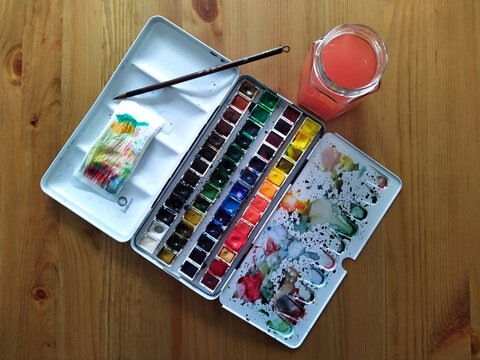 Aquarell Wasserfarbkasten mit Glas und Pinsel