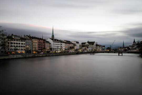 Z&uuml;rich am fr&uuml;hen Morgen mit ruhiger Limmat