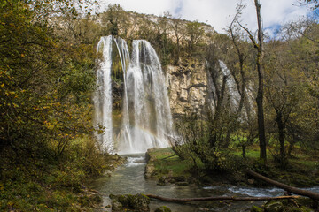 La Cascade des Dards est située dans la sud de la région du Bugey, à proximité de Cheignieu la Balme dans l'Ain. Cadre naturel somptueux en automne