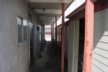 古びたアパートの通路