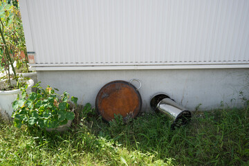 建物の横の風景