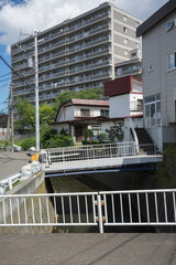 都会の川と橋の風景