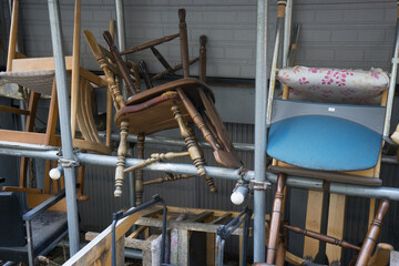 廃棄されてまとめられた椅子