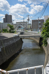 都会の川と橋の風景