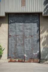 大きな両開きの扉