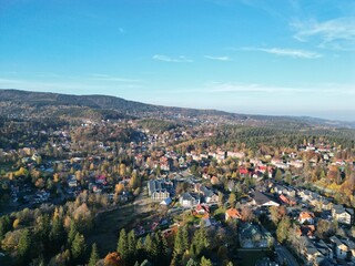 Dom z pięknym ogrodem w letniej scenerii. Zadbana zieleń, kwiaty i przestrzeń do relaksu tworzą harmonijną całość. Ujęcie podkreśla spokój, estetykę i komfort życia w otoczeniu natury — idealne połącz © Freshfanpage