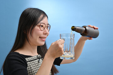 ジョッキにビールを注ぐ若い日本人女性
