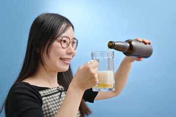 ジョッキにビールを注ぐ若い日本人女性