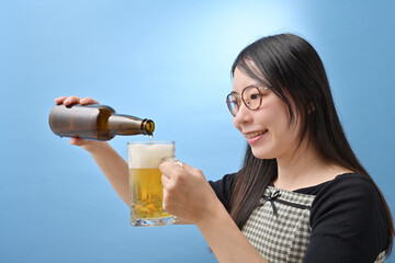 ジョッキにビールを注ぐ若い日本人女性