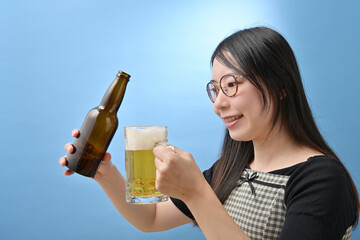 ジョッキにビールを注ぐ若い日本人女性