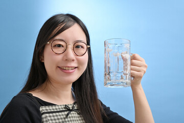 ジョッキのビールを飲み干す若い日本人女性