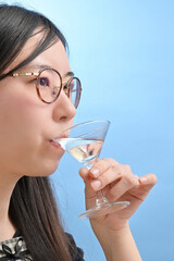 カクテルを飲む若い日本人女性