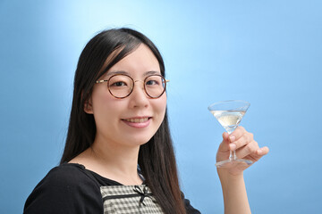カクテルグラスを持って微笑む若い日本人女性