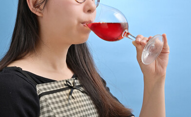 赤ワインを飲む若い日本人女性