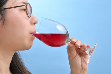 赤ワインを飲む若い日本人女性