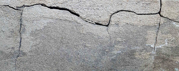 Obraz premium Cracked Concrete Wall Texture – Cement Surface with Scratches and Wall Fragment Background for Design and Industrial Projects