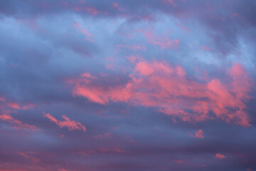 Obraz premium Serene pink and blue clouds in a cloudy sky at sunset