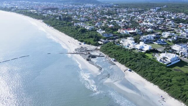 Expansion of the sand strip on the Santa Catarina coast by a dredger, dredging operations and pumping of marine sediments for beach widening.