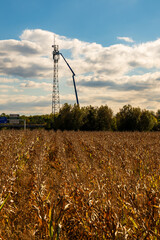 Continuité des services : les techniciens mènent une opération de maintenance cruciale depuis le bras articulé, CEA, Grand Est, France