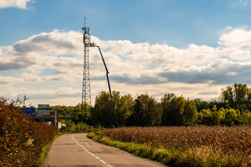 Intervention en hauteur : plusieurs techniciens sur une nacelle pour la maintenance d'infrastructure, CEA, Grand Est, France
