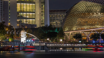 Obraz premium The Esplanade Theatres on the Bay in Singapore at dusk, with beautiful reflection in water day to night timelapse