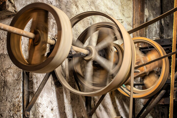 Holzräder über einen Riehmen angetrieben