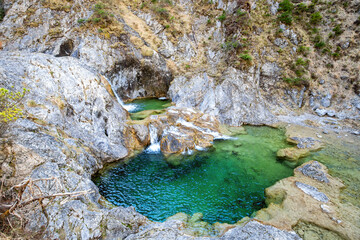kleiner schöner wasserfall in tirol