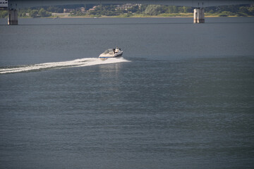 Obraz premium 湖とモーターボート