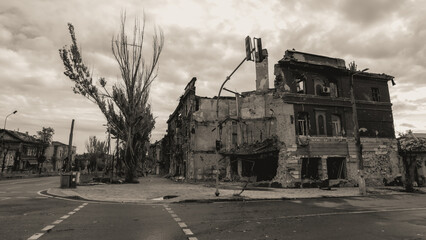 Obraz premium ruined street and destroyed houses the city Kiev war in Ukraine