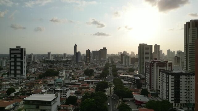 CIDADE DE JO&Atilde;O PESSOA COM VARIOS PREDIO E O DRONE PASSEANDO ENTRE ELA EM UMA CAPTAL LINDA E INOVADORA (CITY OF JO&Atilde;O PESSOA WITH SEVERAL BUILDINGS AND THE DRONE WALKING BETWEEN THEM IN A BEAUTIFUL AND)