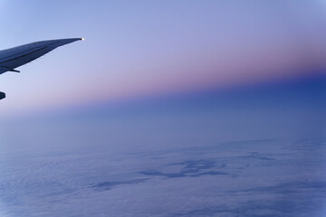 飛行機から見るグリーンランド上空、朝焼け