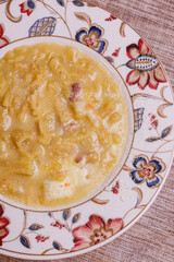 Pasta e patate tradizionale napoletana con pancetta, formaggio e provola filante servita come primo piatto in un ristorante