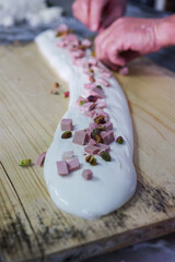 Operaio di un caseificio mentre prepara la mozzarella di bufala campana ripiena a mano 