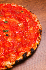 Pizza Marinara tradizionale napoletana a ruota di carro condita con pomodoro, aglio, olio e origano servita in una pizzeria 