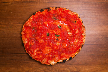 Pizza Marinara tradizionale napoletana a ruota di carro condita con pomodoro, aglio, olio e origano servita in una pizzeria 