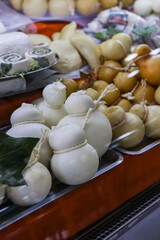 Prodotti di un caseificio freschi pronti per essere venduti nella vetrina da vendita di una salumeria