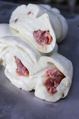 Mozzarella di bufala campana appena fatta ripiena di prociutto crudo