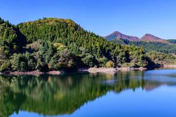 Fototapeta premium 秋 宮城県の二ツ石ダム 