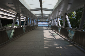 海へ向かう歩道橋