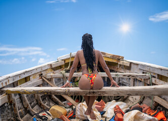bote con modelo en playa costinilla parque nacional jaragua republica dominicana