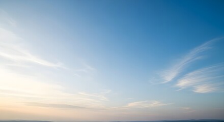 Obraz premium Cielo azul claro y nubes blancas.