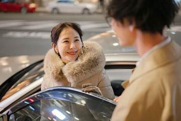 夜の街に立つ男女