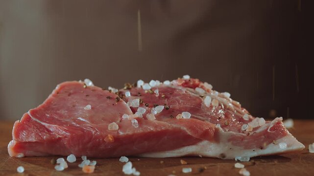 The seasoning falls on the meat. Season maso, cooking meat